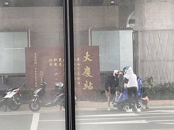 台中老先生請熱情民眾幫忙穿雨衣