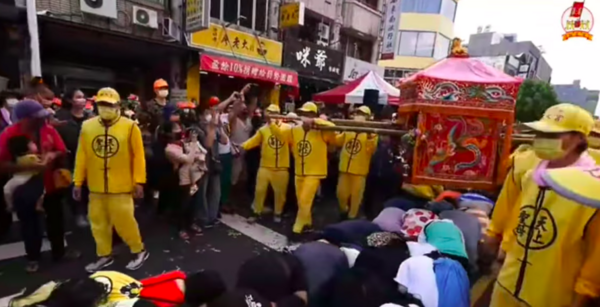 白沙屯媽祖遶道阿娘喂飲料店