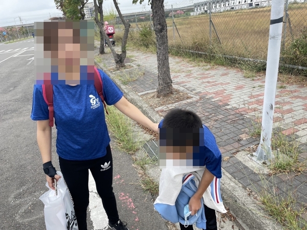 男童跑了半馬距離