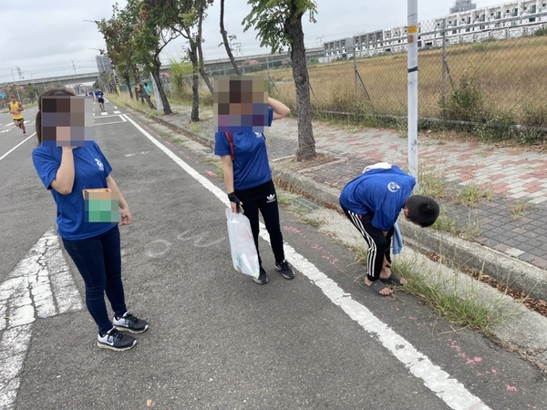 男童跑了半馬距離