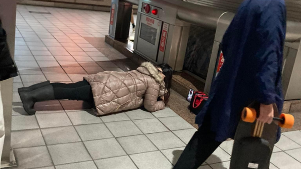 長髮妹在捷運做平板支撐