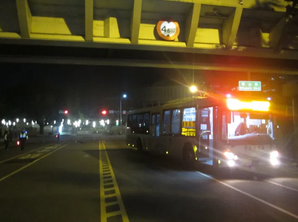 台中豐原客運撞上一家三口