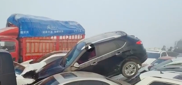 中國鄭州報連環追撞車禍