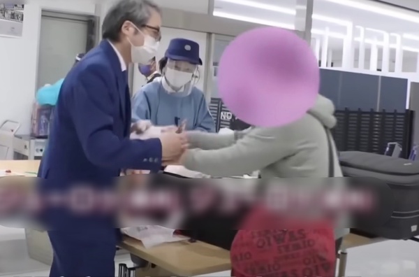 中國大媽不滿零食要被沒收,與日本海關拉扯